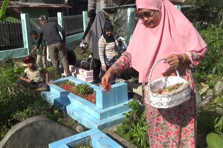 Jelang memasuki bulan puasa sejumlah tempat pemakaman umum (TPU) di Kota Gunungsitoli, mulai ramai didatangi peziarah. Diantaranya di TPU Simpang Tiga Kampung Baru di Kelurahan Ilir, Kecamatan Gunungsitoli, Kota Gunungsitoli, Sumatera Utara, yang mulai ramai dipadati oleh para peziarah.