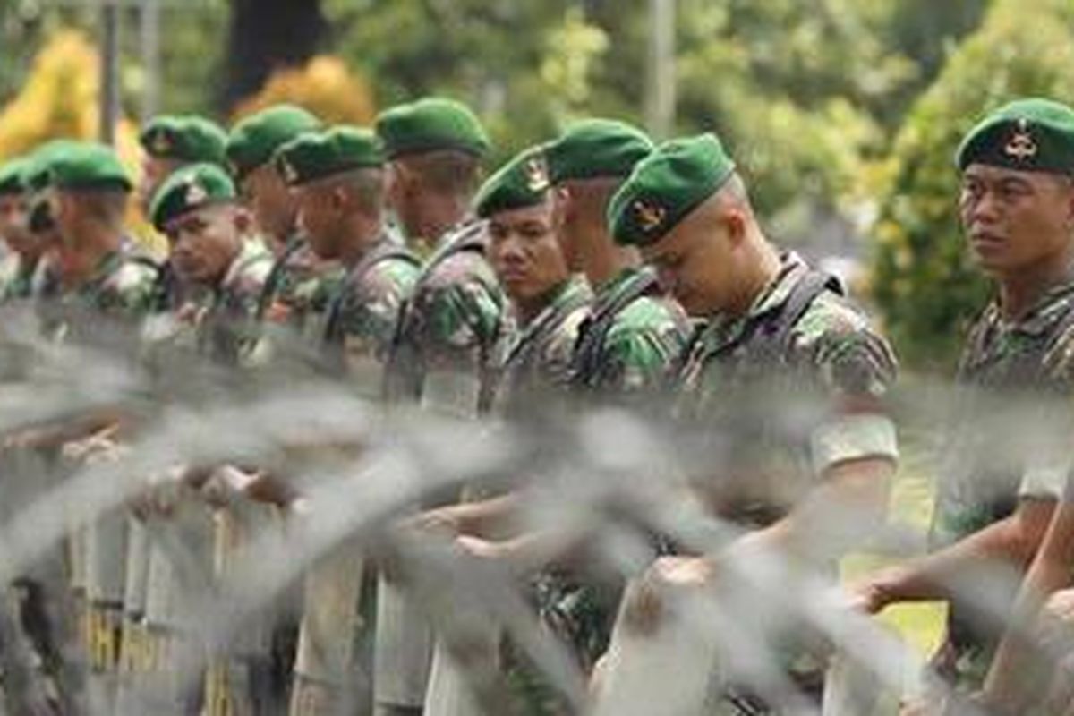 Pasukan TNI disiagakan untuk menjaga aksi ribuan buruh yang tergabung dalam Sekretariat Bersama Buruh, di depan Istana Merdeka, Jalan Medan Merdeka Utara, Jakarta, Rabu (21/3/2012). Aksi ribuan buruh ini merupakan aksi untuk menolak rencana pemerintah untuk menaikkan harga Bahan Bakar Minyak per 1 April 2012. 