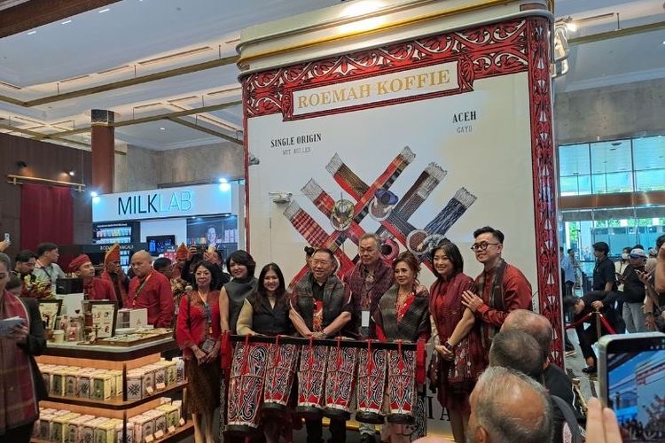 Roemah Koffie menghadirkan pengalaman immersive melalui instalasi Giant Koffie Tins di lokasi WOC 2025. Di dalam Giant Koffie Tins, pengunjung dapat menikmati audio visual yang mengangkat budaya masyarakat Sumatera Utara dan keistimewaan Rambadia. 