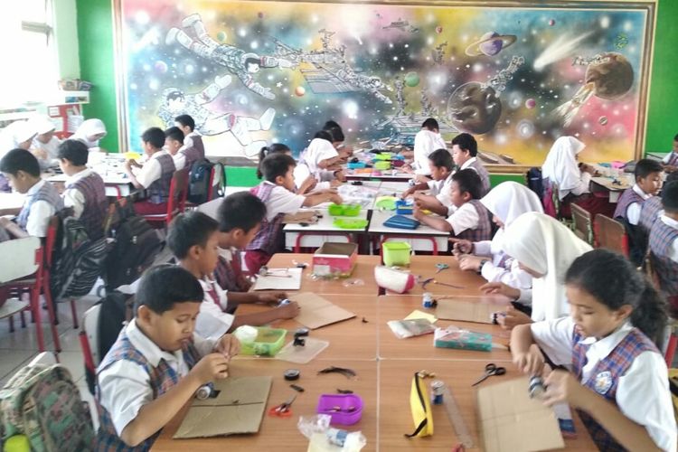 SDN Pondok Kacang 03, Pondok Aren, Tangerang Selatan tingkatkan pengetahuan murid melalui Mural. Gambar-gambar dilakukan di dalam kelas, Senin (14/10/2019).