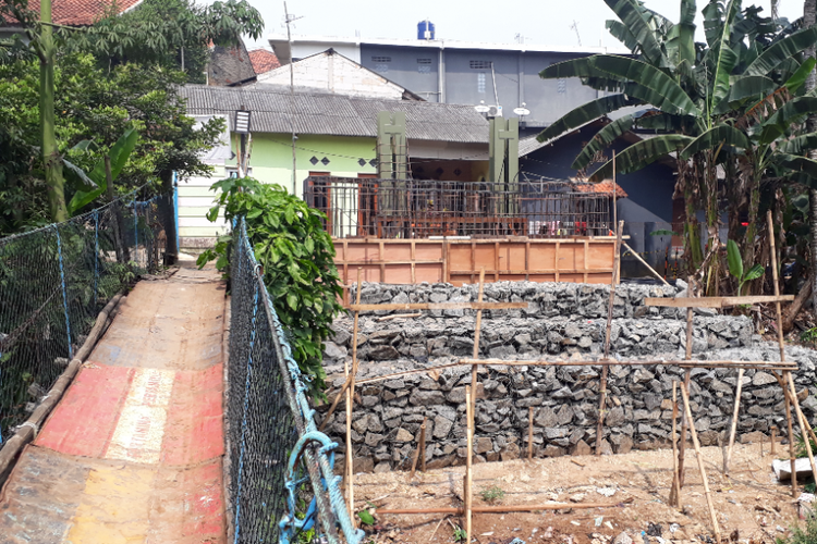 Progres pembangunan jembatan gantung di RT 012 RW 002 Kelurahan Srengseng Sawah, Jagakarsa, Jakarta Selatan, atau dikenal dengan jembatan Indiana Jones, Rabu (16/5/2018).