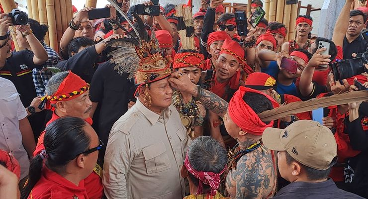 Prabowo Silaturahmi dengan Pasukan Merah Dayak di Pontianak