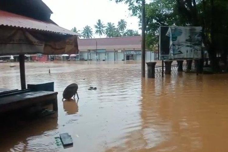 Kondisi banjir di objek wisata Green Canyon, Kecamatan Cijulang, Kabupaten Pangandaran, Jawa Barat, Rabu (26/10/2022). 