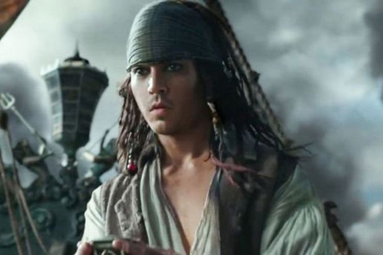 Johnny Depp berperan sebagai Jack Sparrow dalam Pirates of the Caribbean: Dead Men Tell No Tales.