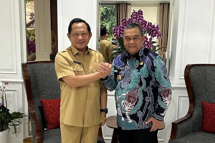 Setelah dilantik menjadi Plt Gubernur Riau, Edy Natar bersilaturahmi dengan Mendagri Tito Karnavian.