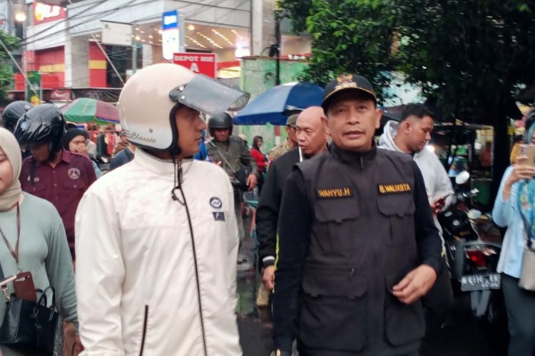 Pj Wali Kota Malang, Wahyu Hidayat saat memantau arus lalin mudik lebaran di Kota Malang, Jawa Timur.