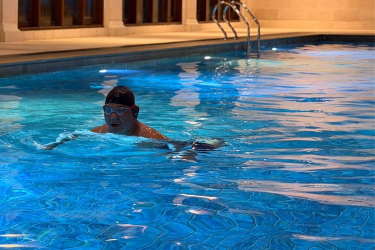 Momen Prabowo Berenang Pagi di Hambalang Sebelum Bertolak ke Retret DPRD di Magelang