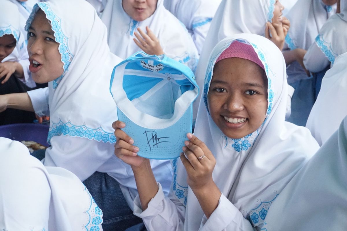 Salah satu santri menunjukkan topi yang ditandatangani oleh menteri Susi yang berkunjung di Pondok Pesantren Darussalam Banyuwangi Sabtu (3/11/2018)