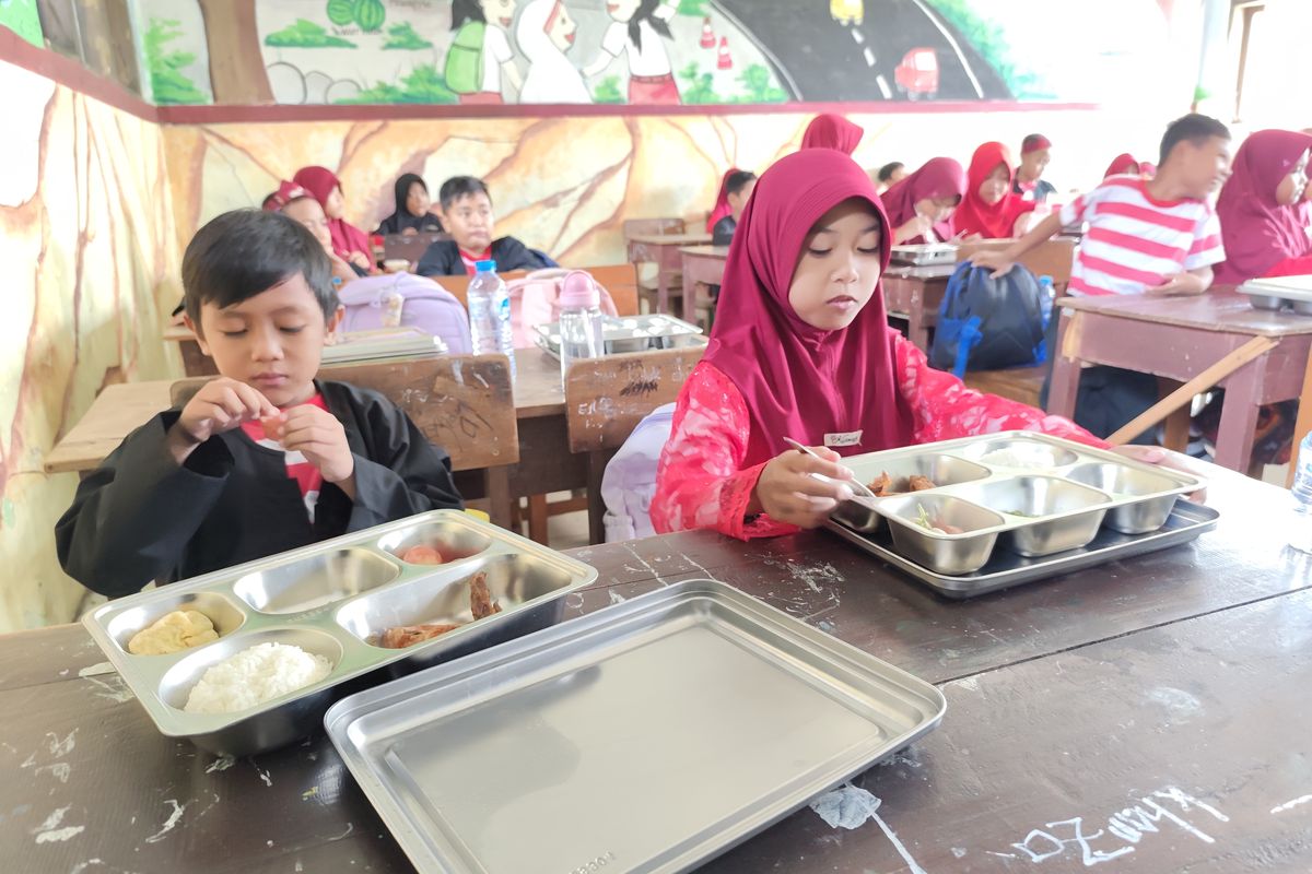 Siswa di salah satu lembaga sekolah di Kabupaten Bangkalan saat menikmati MBG
