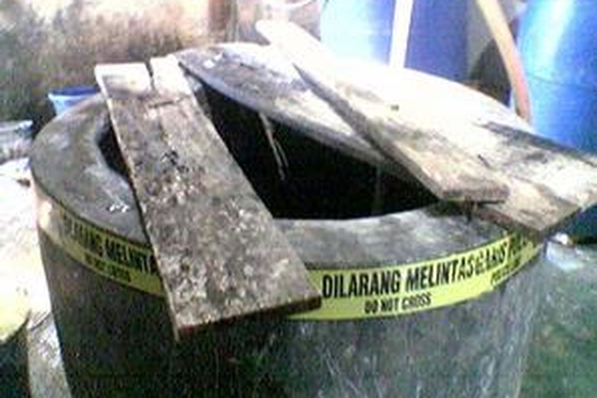 Sumur milik Endang Sunarya masih digaris batasi oleh polisi, Selasa (2/12). Air sumur tersebut ditemukan mendidih sejak dua pekan lalu. 