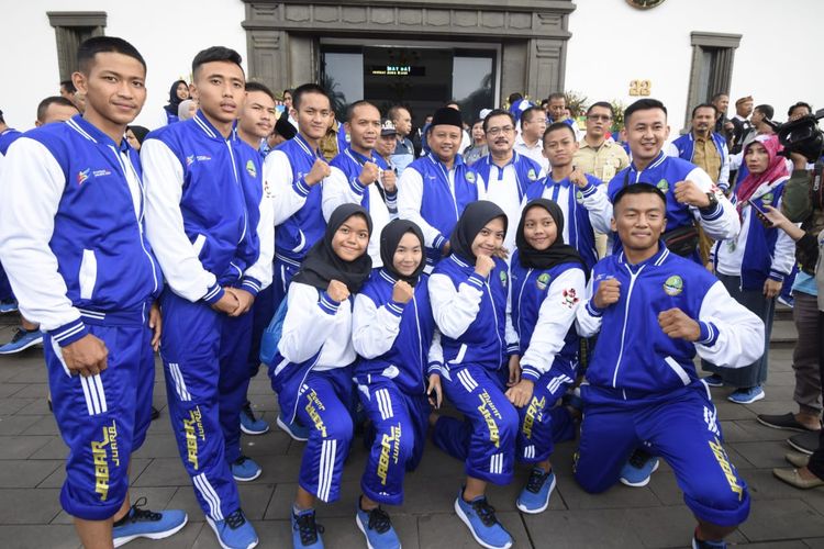 Pelepasan kontingen atlet Jabar oleh Uu Ruzhanul Ulum, untuk mengikuti Popnas dan Fornas.