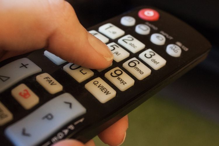 Memegang remote televisi adalah salah satu hal yang perlu hindari saat menginap di hotel.