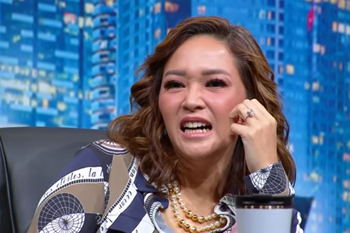 Ekspresi Maia Estianty mendengar seorang kontestan Indonesian Idol X bernyanyi.