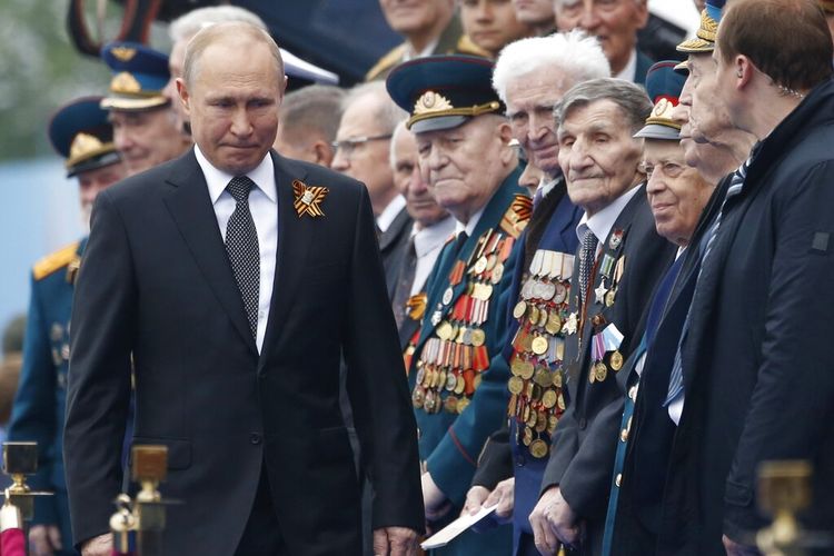 Presiden Rusia Vladimir Putin menghadiri parade militer memperingati kemenangan dalam Perang Dunia II di Lapangan Merah, Moskwa, Rusia pada Kamis, 9 Mei 2019. Kekalahan Nazi Jerman dalam Perang Dunia II yang dirayakan Rusia setiap 9 Mei adalah hari libur negara yang paling penting. 