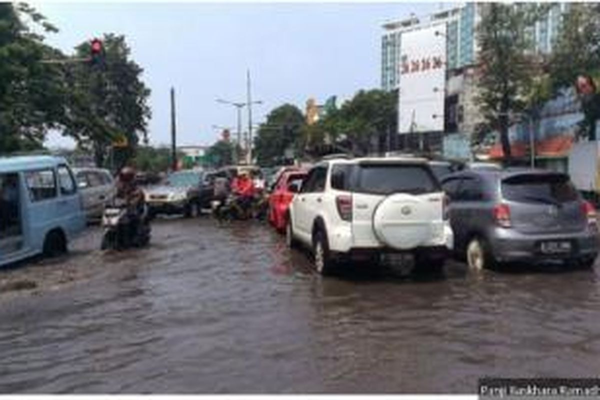 Jalan Gunung Sahari Raya di Jakarta Pusat tergenang air setinggi hingga setengah meter, Kamis (20/11/2014)