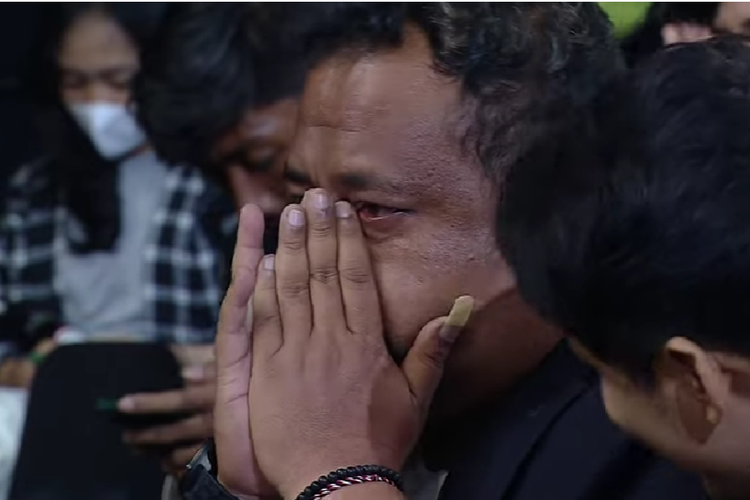 Pencipta lagu Ojo DIbandingke, Abah Lala teteskan air mata usai diumumkan menang AMI Awards 2022, Jumat (14/10/2022).