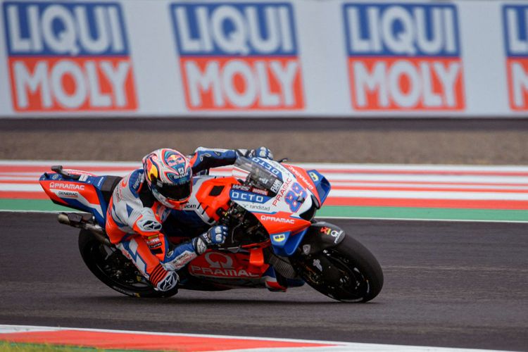 Pembalap Pramac Racing asal Spanyol, Jorge Martin saat mengikuti sesi latihan bebas untuk balapan MotoGP Grand Prix Indonesia di Sirkuit Internasional Mandalika di Kuta Mandalika di Lombok Tengah, Jumat (18/3/2022).