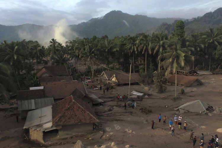 Foto udara kondisi permukiman warga yang tertimbun material guguran awan panas Gunung Semeru di Desa Sumber Wuluh, Lumajang, Jawa Timur, Minggu (5/12/2021). Akibat awan panas guguran Gunung Semeru tersebut puluhan rumah warga rusak dan ratusan warga mengungsi.