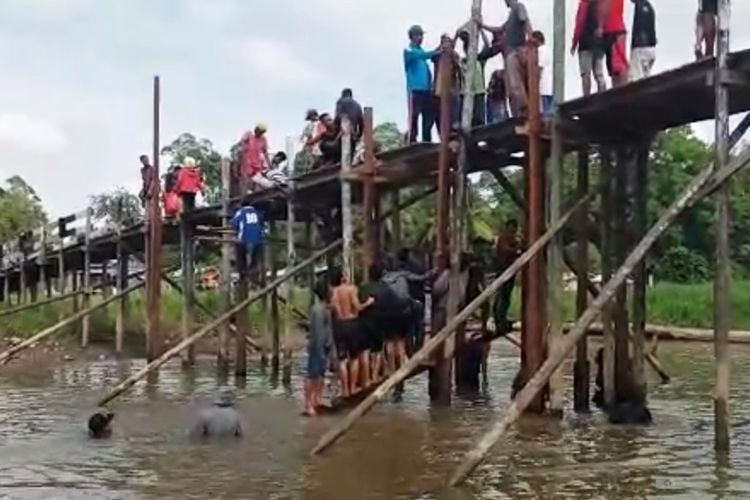 Gotong Royong Warga Desa Bulu Perindu mewujudkan jembatan sepanjang 100 meter yang memutus keterisolasian mereka.