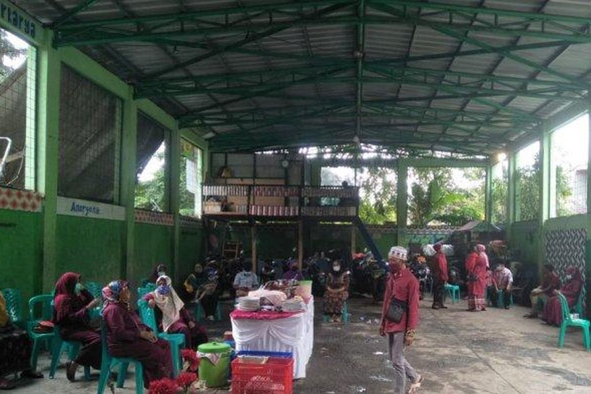 Suasana resepsi pernikahan di depo pengolahan sampah di Duren Sawit, Jakarta Timur, pada Rabu (10/2/2021).