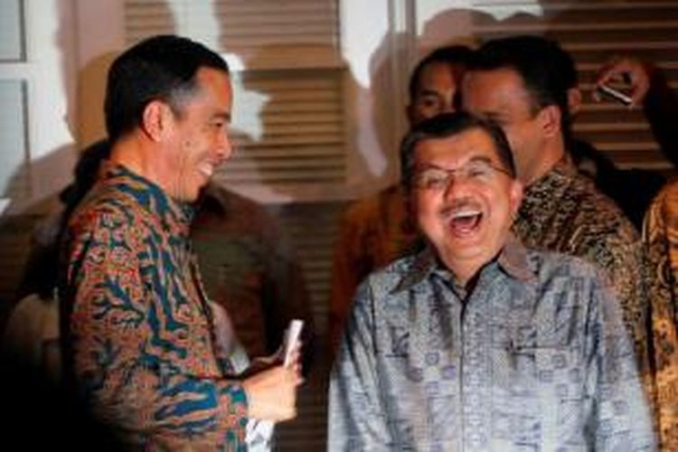 Presiden dan Wakil Presiden terpilih Joko Widodo dan Jusuf Kalla memberikan keterangan pada wartawan terkait porsi kabinetnya, di Rumah Transisi Jokowi-JK, Jakarta, Senin (15/9/2014). Rencananya Kabinet Jokowi-JK akan diperkuat 34 kementerian yang terdiri dari 18 orang profesional dan 16 orang dari partai politik.