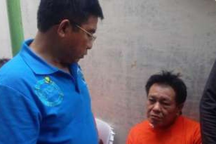 Deputi Psikotropika dan Prekusor BNN, Brigjend Anjan Pramuka (baju biru) saat menginterogasi tersangka Toni alias Togi, bandar besar narkoba yang mengontrol peredaran sabu di Kota Medan, Senin (11/4/2016). 