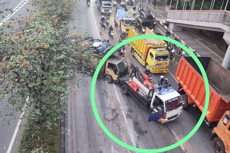 Truk Sampah Tabrak Separator Busway di Jakpus, Perjalanan Transjakarta Sempat Terganggu