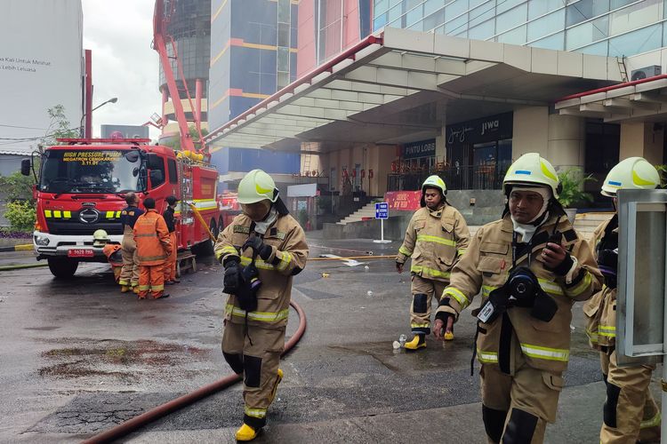 Masuk tahap proses pendinginan, pukul 09.00 WIB, tim pemadam kebakaran memasuki gedung Glodok Plaza untuk melakukan penyisiran korban.