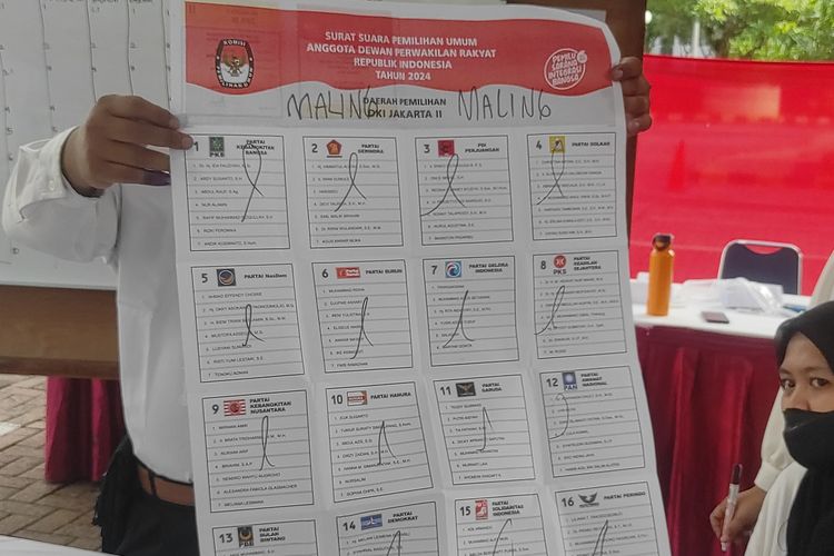 Penampakan surat suara bertuliskan maling yang ditemukan di TPS 063 Apartemen Rasuna, Setiabudi, Jakarta Selatan, yang menjadi lokasi pencoblosan Kaesang Pangarep, Rabu (14/2/2024). 