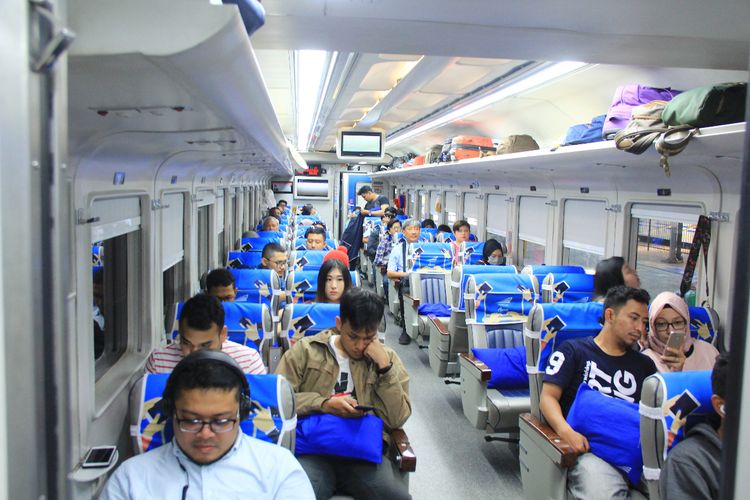 PT Kereta Api Indonesia (KAI) menambah frekuensi kereta api (KA) Ciremai relasi Bandung-Semarang Tawang, Jumat (1/6/2019). Selain perbedaan kelas, ada pula pembagian sub kelas kereta api yang perlu diketahui.