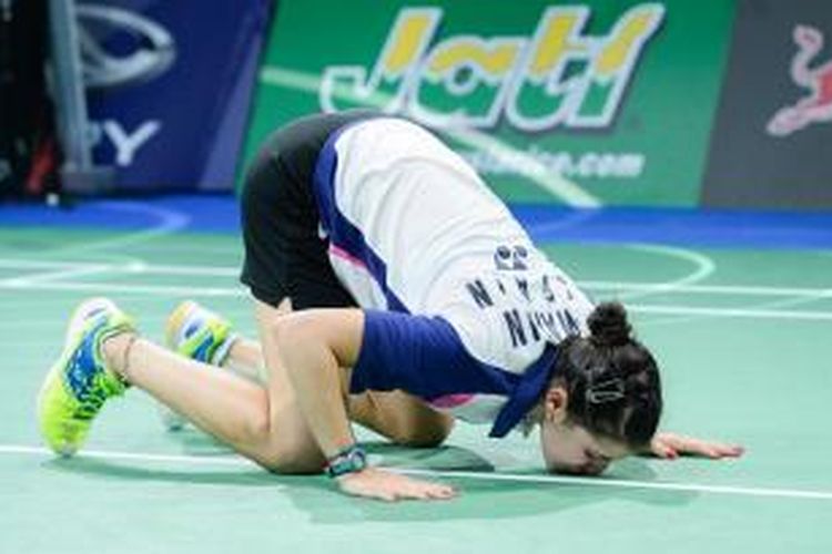 Pebulu tangkis Spanyol, Carolina Marin, mencium lantai setelah mengalahkan pemain Tiongkok, Li Xuerui, pada final Kejuaraan Dunia 2014 di Ballerup Super Arena, Kopenhagen, Denmark, Minggu (31/8/2014).