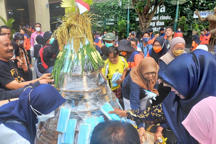 warga saat memperebutkan masker, hand sanitizer dan peralatan prokes lainnya di Teras Malioboro 1, Selasa (11/10/2022)