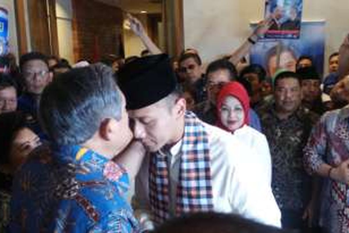 Bakal calon gubernur DKI Jakarta Agus Harimurti Yudhoyono saat meminta restu kepada Susilo Bambang Yudhoyono sebelum mendaftarkan diri ke KPU DKI Jakarta, Jumat (23/9/2016).