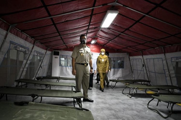 Gubernur DKI Jakarta Anies Baswedan melakukan peninjauan tenda darurat di RSUD Tarakan, Jakarta Pusat, Senin (28/06/2021).