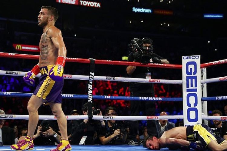 Vasyl Lomachenko setelah memukul KO lawannya, Anthony Crolla di ronde 4 saat keduanya bertemu di Staples Center, Los Angeles, Jumat pekan lalu.