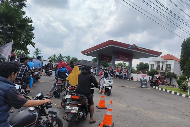 Niat Kurangi Antrean, Pembatasan BBM Justru Bikin Warga Panic Buying di Kalbar