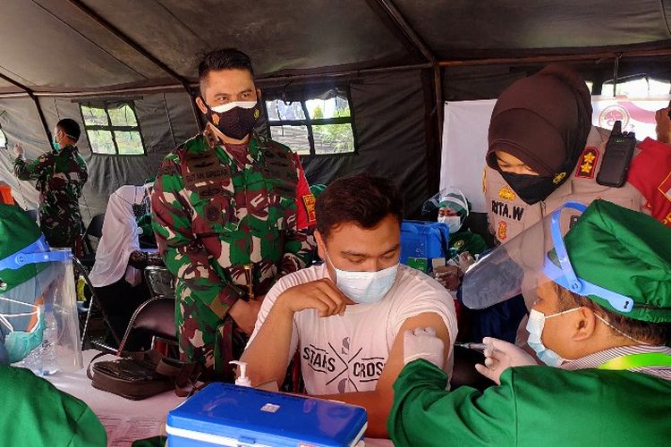 Kapolres Tegal Kota AKBP Rita Wulandari bersama Komandan Kodim Letkol Inf. Sutan Pandapotan Siregar melihat langsung gelaran vaksinasi massal di Mapolres Tegal Kota, Sabtu (26/6/2021)