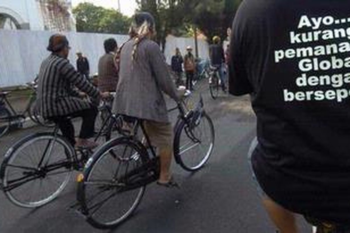 Penggemar sepeda tua peserta Musyawarah Provinsi Komunitas Sepeda Tua Indonesia (Kosti) Jawa Tengah melintasi Bundaran Tugu Muda, Kota Semarang, Jawa Tengah, Minggu (1/11). Selain sebagai bentuk promosi hidup sehat, kegiatan keliling kota dengan sepeda tersebut juga memperlihatkan potensi wisata Kota Semarang kepada anggota komunitas sepeda tua dari daerah lain. 