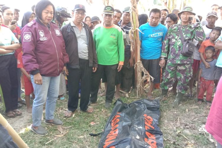 Jasad korban tenggelam di Sungai Serayu Desa Kaliori, Kecamatan Kalibagor, Kabupaten Banyumas, Jawa Tengah, dievakuasi Sabtu (7/9/2019).