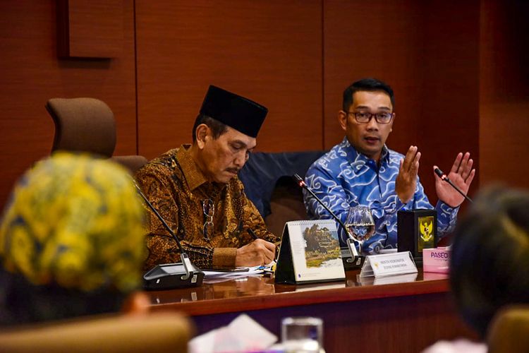 Gubernur Jawa Barat, Ridwan Kamil dan Menko Bidang Kemaritiman, Luhut Binsar Panjaitan dalam Rapat Koordinasi dan Evaluasi Dua Tahun Penanganan DAS Citarum di Gedung Kementerian Koordinator Bidang Kemaritiman, Jakarta, Kamis (17/10/19).