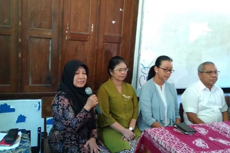 Kepala SMP Negeri 1 Turi, Sleman Tutik Nurdiyana (memengang mik) saat memberikan keterangan kepada wartawan, Sabtu (22/2/2020).