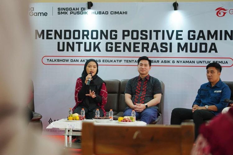 Psikolog Klinis Anak dan Remaja Mischa Indah Mariska (kiri) saat menyampaikan tentang positive gaming di depan ratusan murid. 