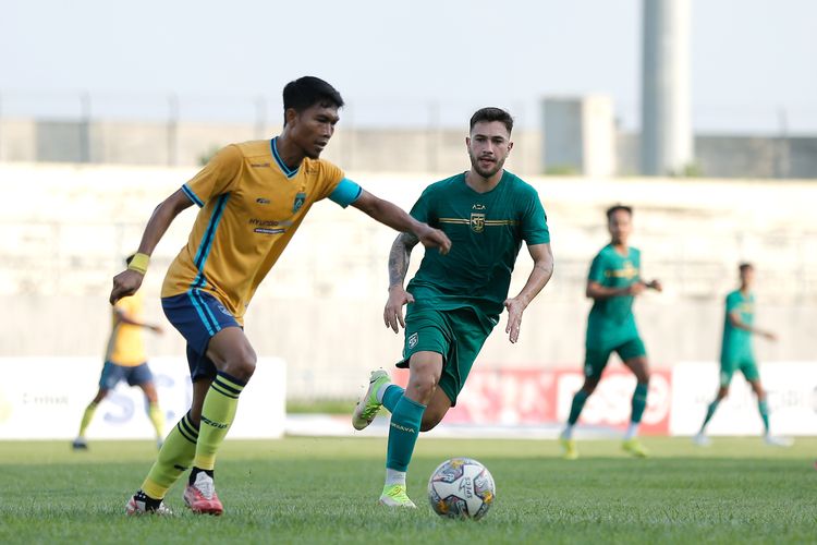 Pemain asing Persebaya Surabaya dijaga ketat pemain Persegres Gresik United saat latih tanding yang berakhir dengan skor 3-3 di Stadion Gelora Joko Samudro Gresik, Jumat (28/10/2022) sore.