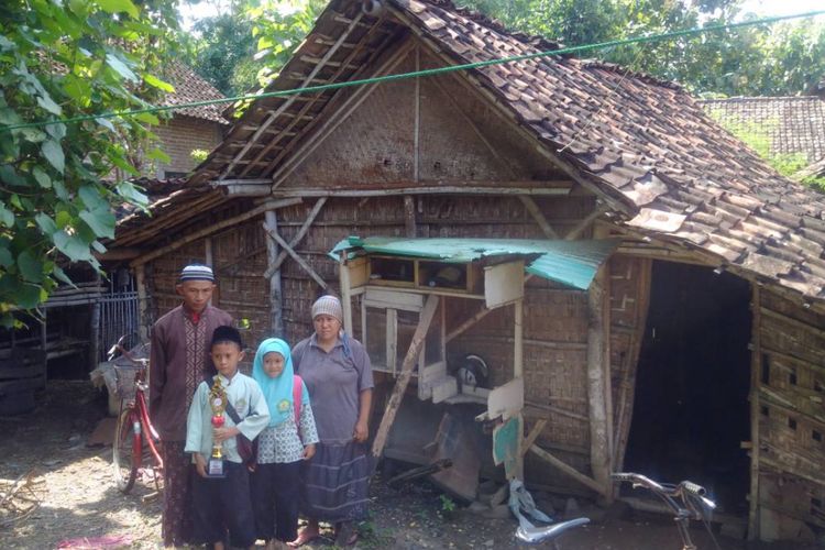 Di rumah inilah, Iswandi, tukang pijat asal Dusun Danyang, Desa Sukosari, Kecamatan Babadan, Kabupaten Ponorogo bersama keluarganya tinggal. 