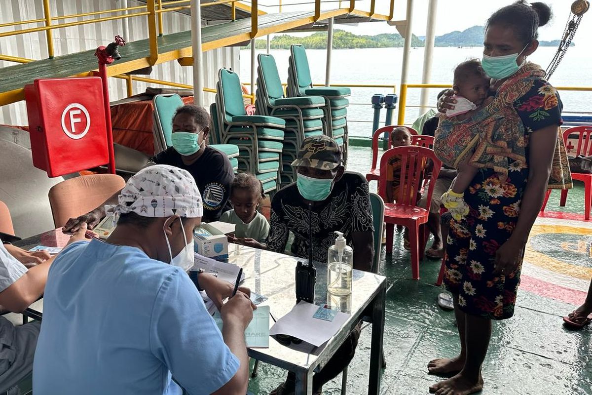 Relawan tenaga kesehatan RS Kapal Nusa Waluya II hadir di Waigeo Utara, Papua Barat Daya selama 60 hari dari 10 Juni hingga Agustus 2025 dengan target melayani 10 ribuan warga dari tujuh distrik di area tersebut tanpa biaya.