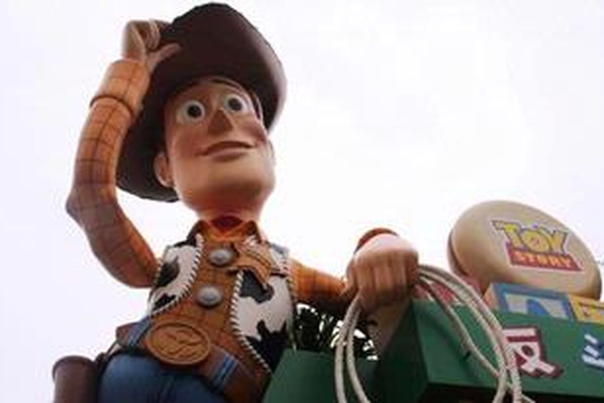 Woody, tokoh sentral di film Toy Story, dibuat dalam ukuran raksasa di Toy Story Land, Disneyland Hongkong.