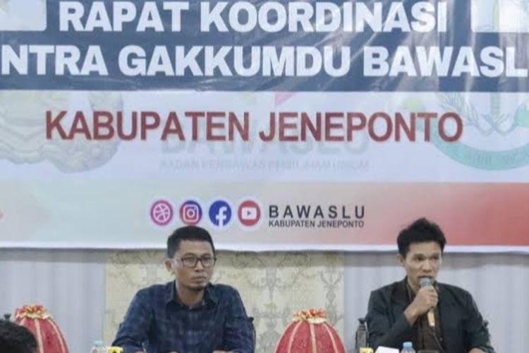 Badan Pengawas Pemilu (Bawaslu) Kabupaten Jeneponto, Sulawesi Selatan tengah melakukan penyelidikan terkait dua pria bersuara yang nekat merubah hasil perolehan suara di kantor PPK. Rabu, (21/2/2024).