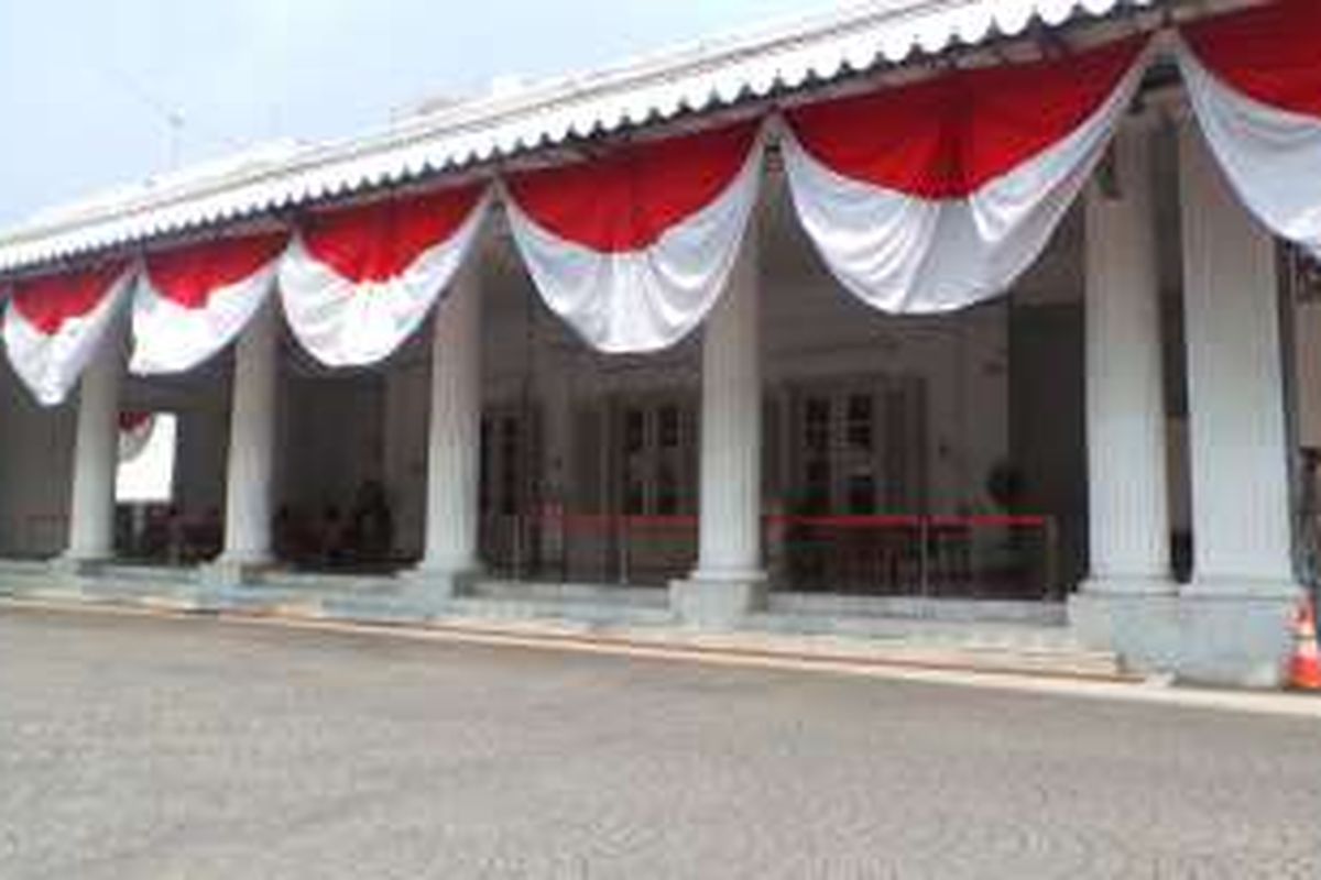 Bendera merah putih semarakkan HUT ke-489 DKI Jakarta, di Balai Kota DKI Jakarta. HUT ke-489 DKI Jakarta akan diselenggarakan pada Rabu (22/6/2016).