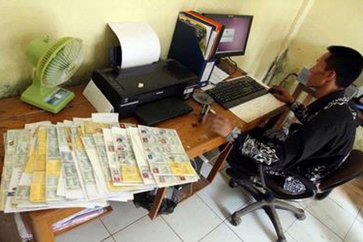Ilustrasi: Operator pembuatan KTP di Desa Sinargalih, Kecamatan Maniis, Kabupaten Purwakarta, Jawa Barat, Rabu (22/9/2011), melayani pembuatan KTP. Akibat ketiadaan sinyal telepon, beberapa operator KTP di kecamatan itu harus mengungsi untuk menginput data.
