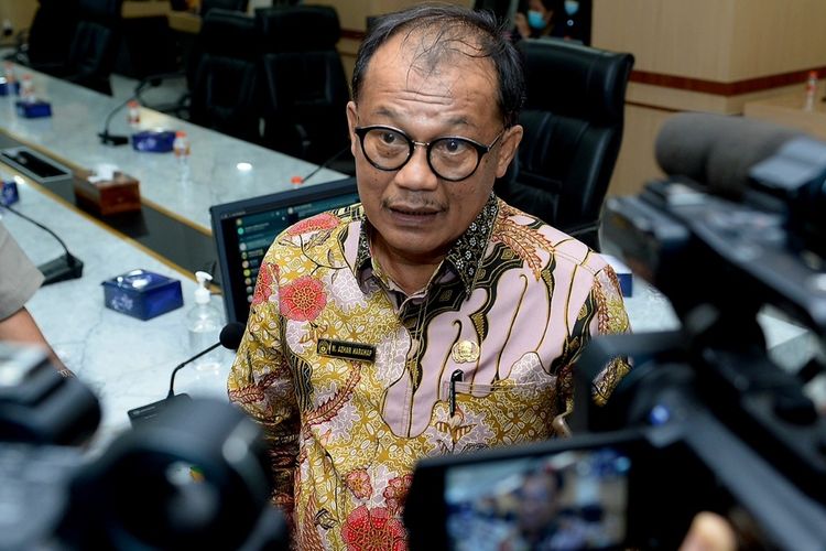 Kepala Dinas Ketahanan Pangan dan Peternakan Provinsi Sumut Azhar Harahap memberi keterangan kepada wartawan soal kasus PMK di Sumut, Selasa (24/5/2022)